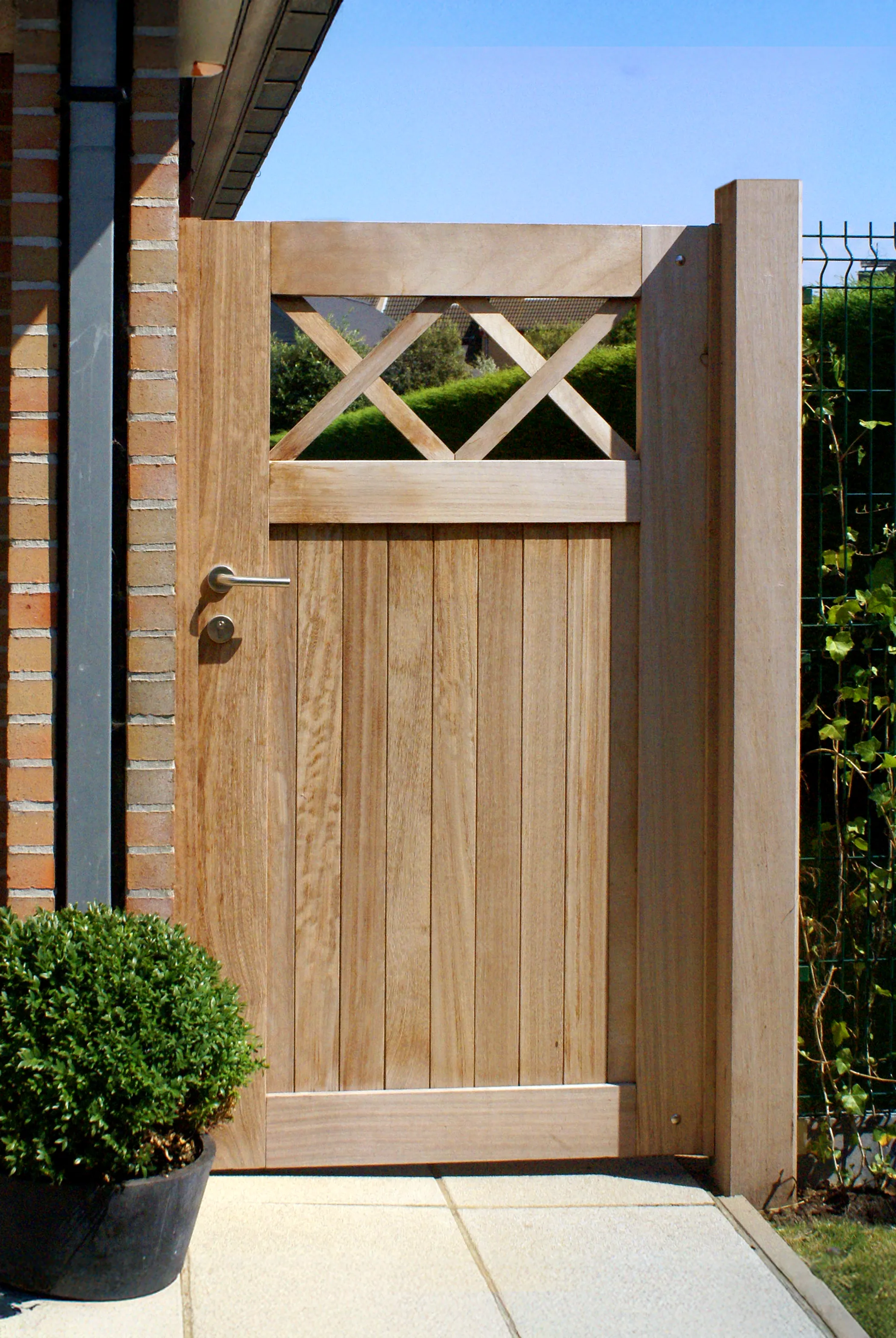 Tuinpoort van exotisch hout - Iroko